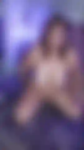 Lass uns meine muschi knacken und meine monsterbrüste zum hüpfen bringen.