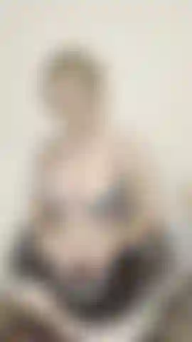 Ein sexy dienstmädchen hat dich beim perversen erwischt und möchte dir spaß machen.