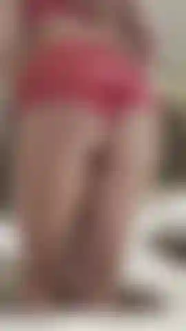 Analkugeln in frechen pyjama-shorts.