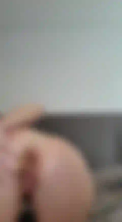 Spiele nackt mit analkugeln.