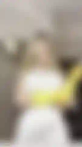 Eine vernachlässigte, sexy milf-stiefmutter, die ihnen in ringelblumenhandschuhen einen handjob geben möchte.