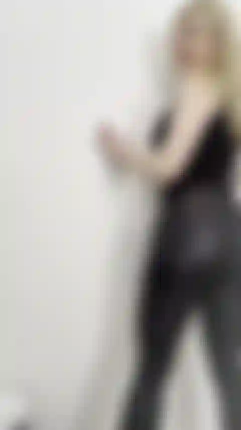 Herrin emma, ​​die dir in engen leggings im wetlook joi gibt. Du betest meinen arsch am besten an wie ein guter sub.