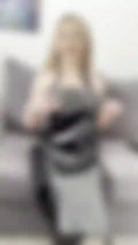 Bekomme einen handjob von herrin emma in ihren handschuhen, ihrer sexy pvc-schürze und ihren high heels.