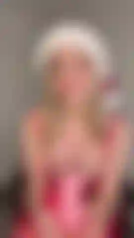 Ein brandneues spielzeug zu weihnachten? Ich muss wohl auf santas braver liste gestanden haben! Schau mir zu, wie ich mein neues zungen-spielzeug benutze und heftig zum orgasmus komme, während ich daran denke, was ich mir fürs nächste jahr wünsche 😈.