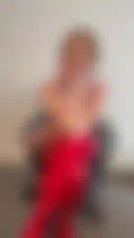 Die chefin hat dich dabei erwischt, wie du ihre unterwäsche gestohlen hast, und wird dich in eine sissy verwandeln.