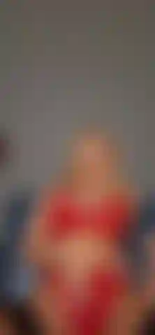 Die sich von ihrem großen schwarzen schwanz ausfüllen und dehnen lässt.