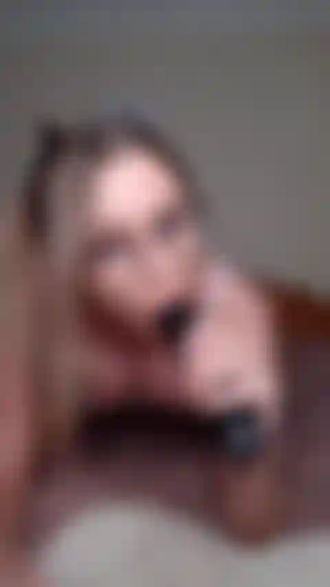 Die spuckt und einen großen schwarzen dildo lutscht.