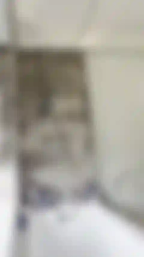 Dusche und benutze den duschkopf, um zu kommen.