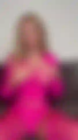 Ich hatte vergessen, dass ich dieses sexy pinke fischnetz-outfit habe! Schau mir zu, wie ich meine pinken fischnetz-strümpfe anziehe und meinen schwarzen hasen-dildo ficke, bis ich überall darauf tropfe! Dreckige sprüche die ganze zeit und ich will deinen saft, baby.