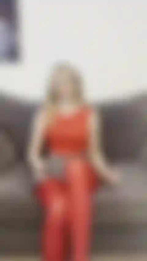 Joi, in roten nylons und ohne höschen.