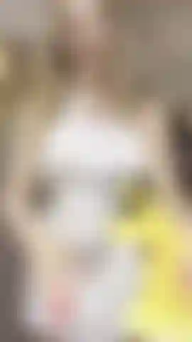 Milf im ringelblumen-teaser.