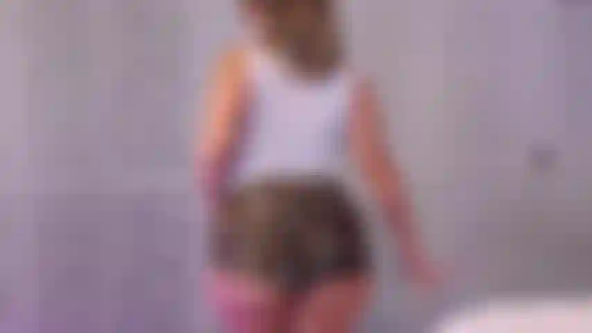 Sph necken – mit einer göttin wie mir wirst du nie klarkommen. Dein kleiner babyschwanz würde nicht einmal an meinen arschbacken vorbeikommen! Komm noch nicht, premie, ich bin noch nicht fertig damit, dich mit meinen titten zu necken!