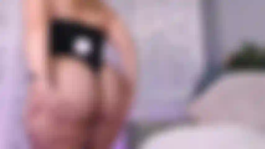 Necke und ficke im häschenanzug – ich liebe es einfach, wie groß mein arsch in diesem engen häschenanzug und den netzstrümpfen aussieht. Ich liebe das geräusch, wenn ich mit den fingern darüber streiche. Zuerst necke ich dich mit meinen kurven und meinem arsch, dann reiße ich sie auseinander, bevor ich mich selbst mit einem dildo ficke.