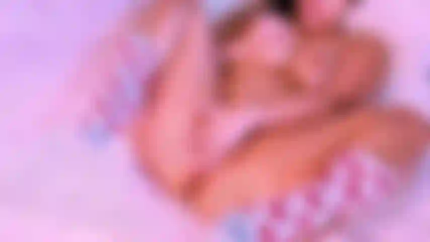 Ein glasdildo und flauschige socken – ich wollte eigentlich fotos machen, aber der dildo fühlte sich so gut an!! Ich ficke mich tief, bis ich auf dem rücken liege und meine flauschigen valentinstagssocken trage.