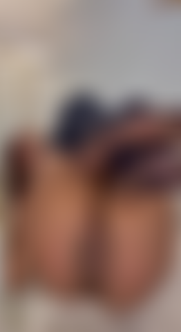 Ein sexy teenager in strümpfen hält dir ihre bespritzten füße ins gesicht.