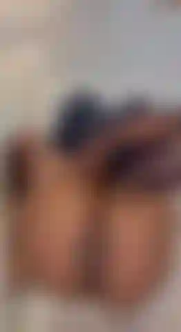 Ein sexy teenager in strümpfen hält dir ihre bespritzten füße ins gesicht.