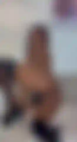 Spiele in sexy schwarzen high heels mit meiner muschi.