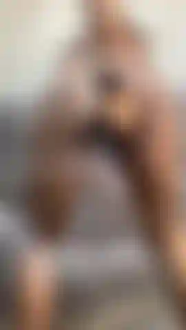 Saftiger ebenholzarsch dehnt die muschi auf einem dicken schwanz.