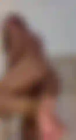 Mit fettigen füßen.