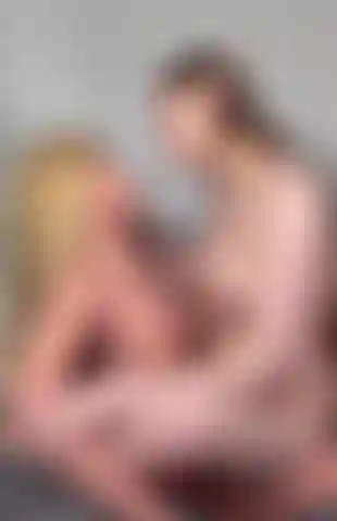 Küssen von olivia (meiner sexpuppe) während ich nackt bin – seitenansicht.