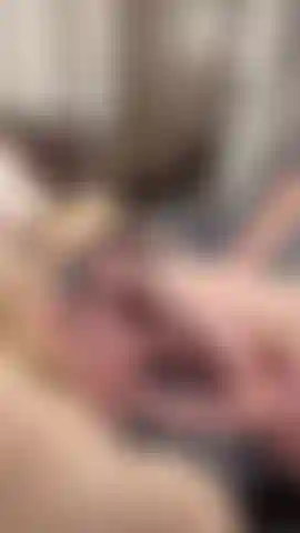 Als sanfte domina küsse ich olivia (meine sexpuppe) und benutze meinen mund an ihr, während ich sie necke, und gebe dir dann (durchsichtiger dildo) einen unordentlichen blowjob.