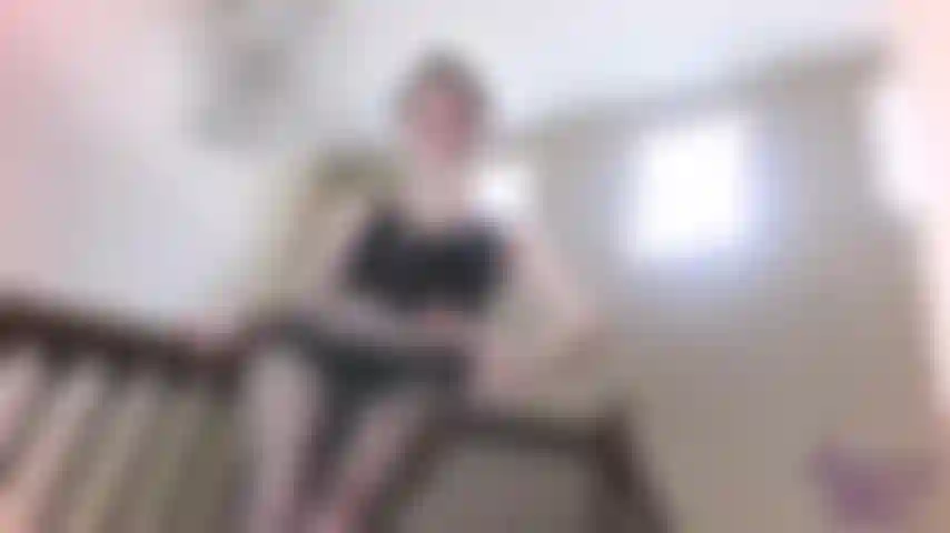 Fußsklaven gehören unter meine füße: es ist zeit, dass du eine wertvolle lektion darüber lernst, mein fußsklave zu sein. Du verdienst es, für immer auf deinen knien zu liegen und zu meinem göttlichen körper aufzublicken, während ich dich in diesen high heels und nylons necke. Dein platz im leben ist unter meinen füßen.