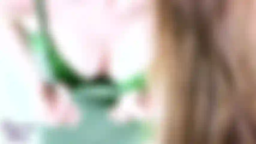 Cbt-joi für st. St. Patricks day: happy st. St. Patricks day, beta! Du wirst deinen schwanz streicheln, während ich dich mit meinem körper in diesem sexy, seidigen, grünen dessous-set necke. Wenn du meinen befehlen folgst und ein wenig festlichen schmerz ertragst, wirst du sogar kommen.