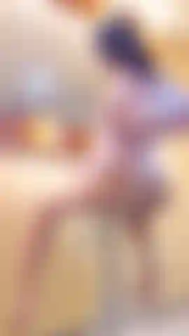From my pink robe, I let myself go as I play, my curves moving to the rhythm of my desires. Every movement, every bounce, is designed to tempt you and awaken your senses… do you want to enjoy it with me?