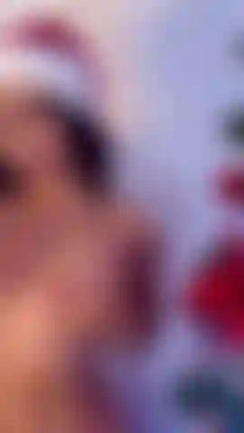 An intimate moment where I calmly let myself go, gazes that provoke and movements that invite you to get closer. Everything flows slowly, creating a perfect atmosphere to get lost in.