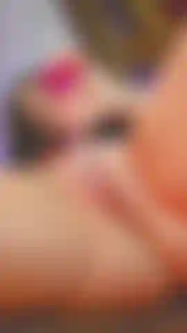 Pussyspiele mit einem durchsichtigen dildo.