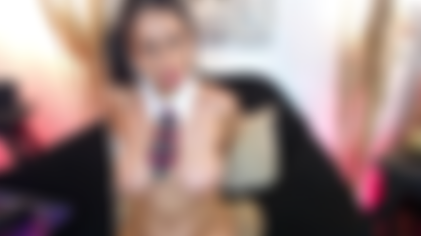 Ohne outfit, mit den fingern drin, einfach ein böses schulmädchen, das für dich zum stöhnen bringt.