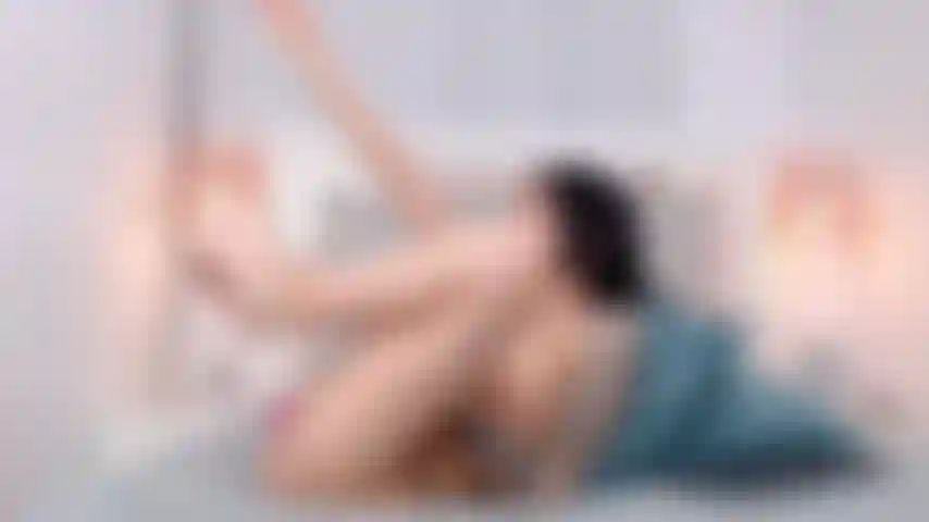 Eine kleine hure lutscht deinen schwanz, während sie flexibel ist!