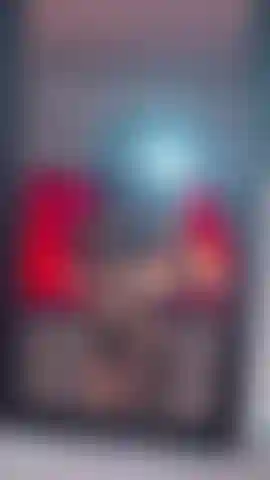 Ein ungezogenes mädchen, das vor dem spiegel sexting betreibt!