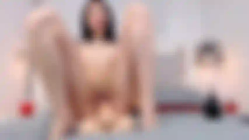 Süßes e-girl reitet riesigen weißen schwanz!