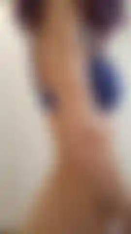 Ich wechsle meine unterwäsche vor dir: blaue unterwäsche und schwarze spitze, meine brüste, mein hintern. Welche macht dich verrückt? Ich wechsle meine unterwäsche vor dir: blaue unterwäsche und schwarze spitze, titten, hintern. Welche macht dich wahnsinnig?