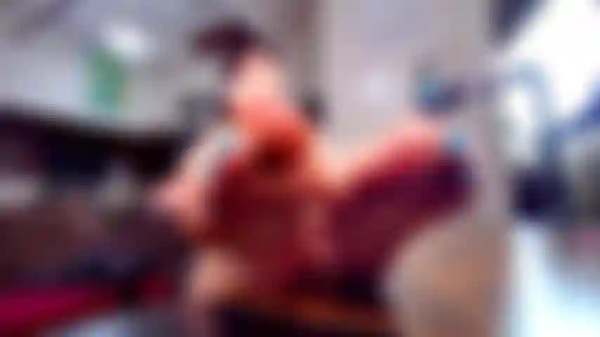 Die arsch und füße anbetet und nach dem abspritzen spielt.