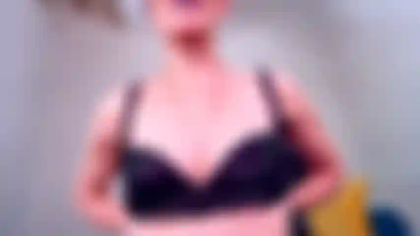 Ice tease auf großen brustwarzen.