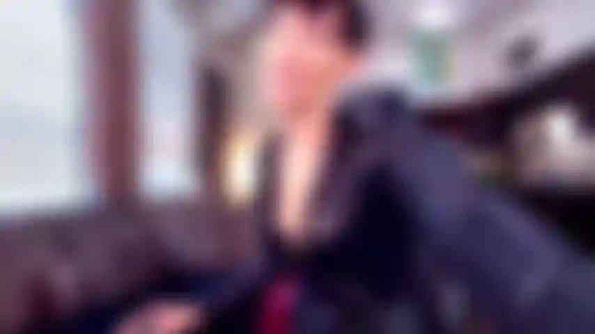 Ein verlierer mit kleinem schwanz und höckrigen nylonfüßen.