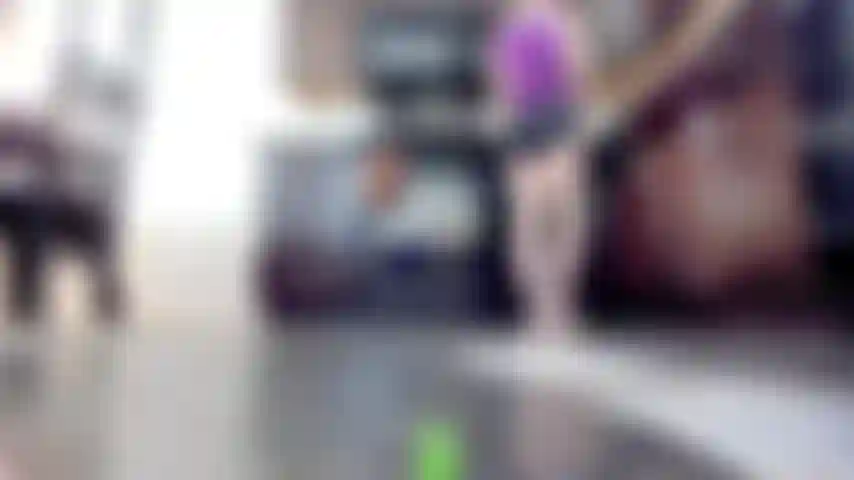 Ein winziger eindringling dringt in die küche ein.