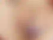 Die mit langen lippen spielt und fingert.