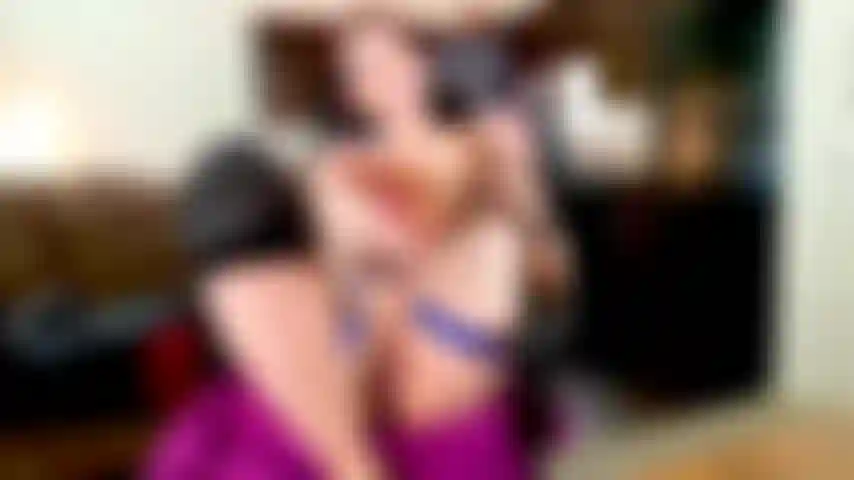 Die sich mit zehenspitzen, klitoris-masturbation, orgasmus und weit geöffneter muschi vergnügt.