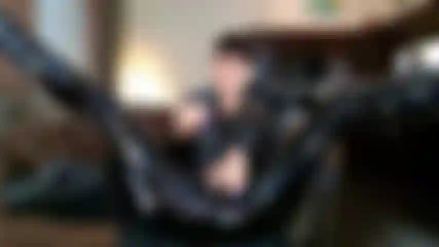 Ein latex-catsuit, der mit intensiver vibration neckt.