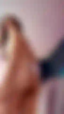 Wie meine finger in meiner eigenen feuchtigkeit verschwinden und nach dem rhythmus suchen, der mich zum zittern bringt.