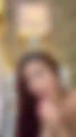 Siehst du, wie sich meine augen mit tränen reiner lust füllen? Das liegt daran, dass ich es liebe, dich so tief in mir zu haben, dass ich nicht einmal atmen kann..