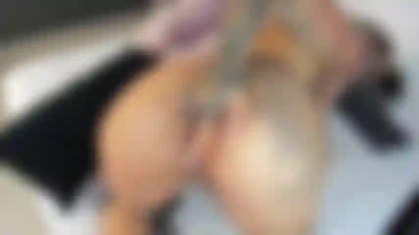 Dir gefällt, wie dein schwanz in meinen engen arsch eindringt. Ich will nicht, dass du aufhörst, bis ich dich darum bitte. Genieße es einfach und bring mich zum schreien.