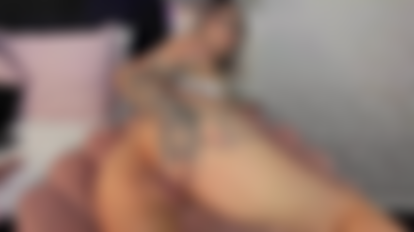 Bring mich auf alle viere und fick mich tief. Meine muschi tropft schon beim bloßen gedanken daran, wie du meinen arsch hart durchpeitschst, während du mich bei jedem stoß zum stöhnen bringst. Ich möchte fühlen, wie du mich markierst, während ich dich immer und immer wieder in mir vergrabe.