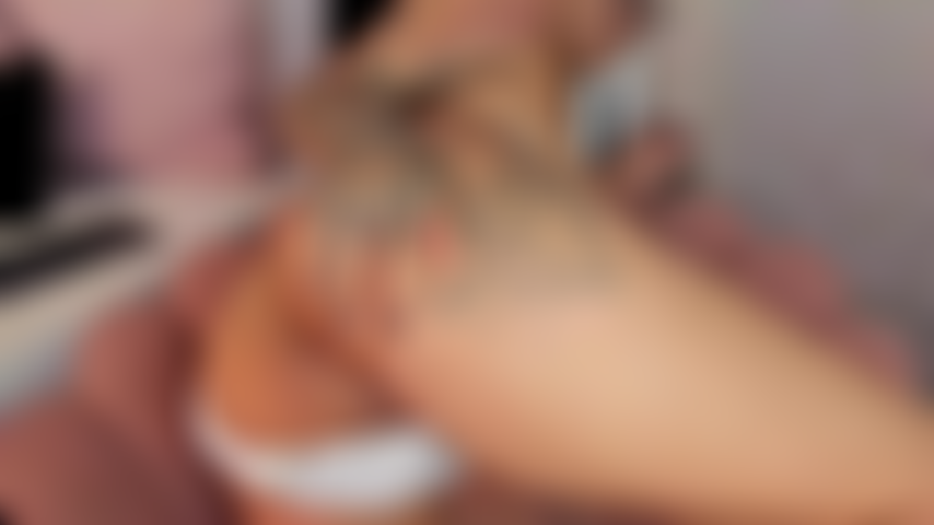 Mein arsch ist so eng und heiß, genau richtig für deinen schwanz. Ich möchte, dass du kommst und ihn tief fickst. Mach es hart, mach es schmutzig. Fick mich, bis ich morgen nicht mehr sitzen kann.