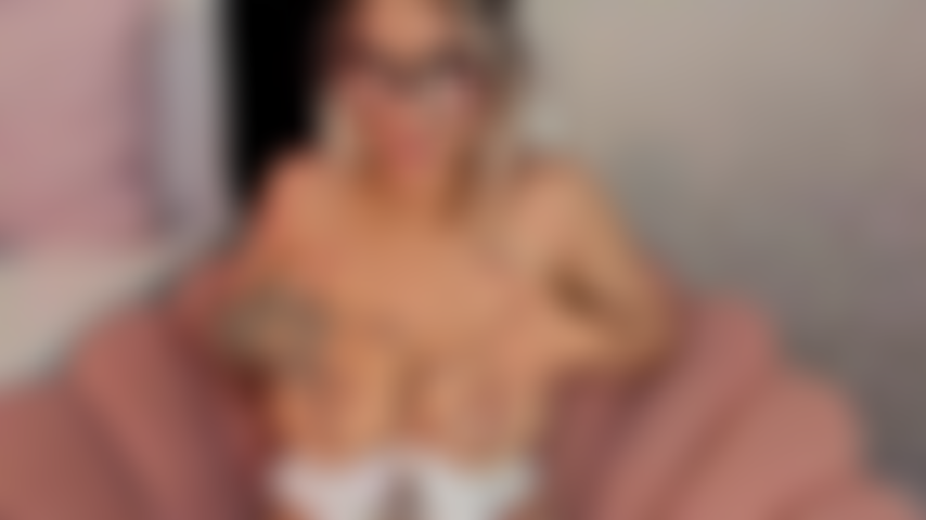 Lass dich von der wärme meiner großen titten auf deinem schwanz mitreißen. Das gefühl ist ein unendliches vergnügen und es macht mich feucht, wenn ich spüre, wie deine heiße milch durch sie hindurchläuft.