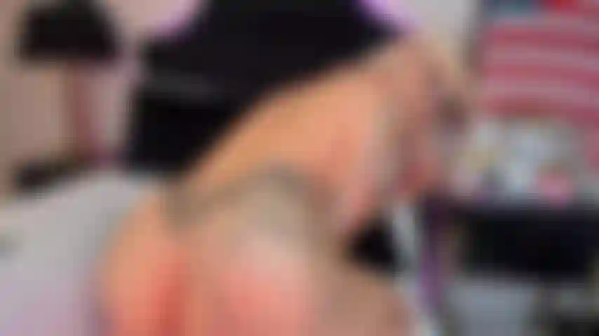 Ich weiß, dass du härter wirst, wenn ich diesen schwanz reitend von dir abgewandt bin, damit du auf meine kurven spanken kannst.