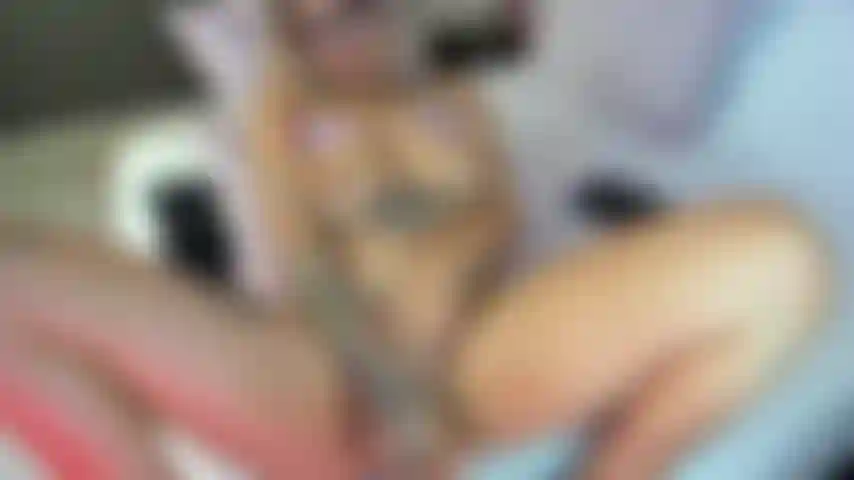 Fick mich tief, fühl, wie meine muschi deinen harten schwanz drückt, während du an meinen großen titten lutschst, mach sie zu deinen, während du mich bis ans limit bringst und wir gleichzeitig vor lust explodieren.